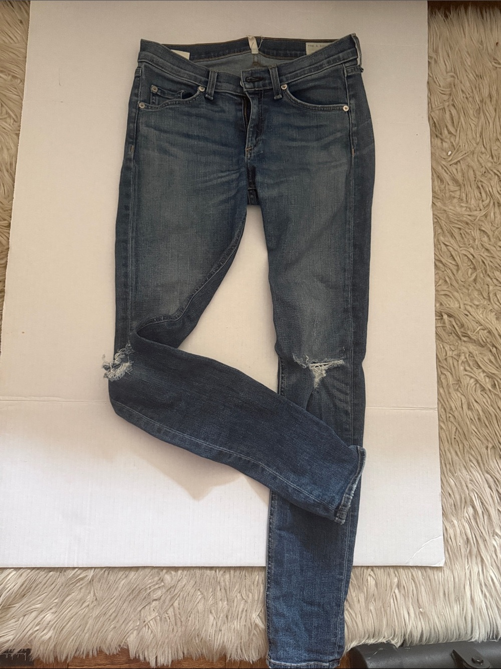 Pre owned sz 28 rag & bone Women's Dark Blue Skinny Jeans with Knee Distressing
